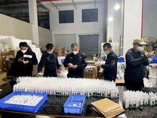 廈門海滄查處假冒次氯酸消毒劑窩點 成品超3萬瓶、散裝近1噸的背后警示